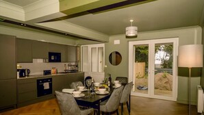 Fridge, microwave, oven, stovetop - 2 Bedroom Apartment Sleeps 3 - Garden - Pets (St Ives)