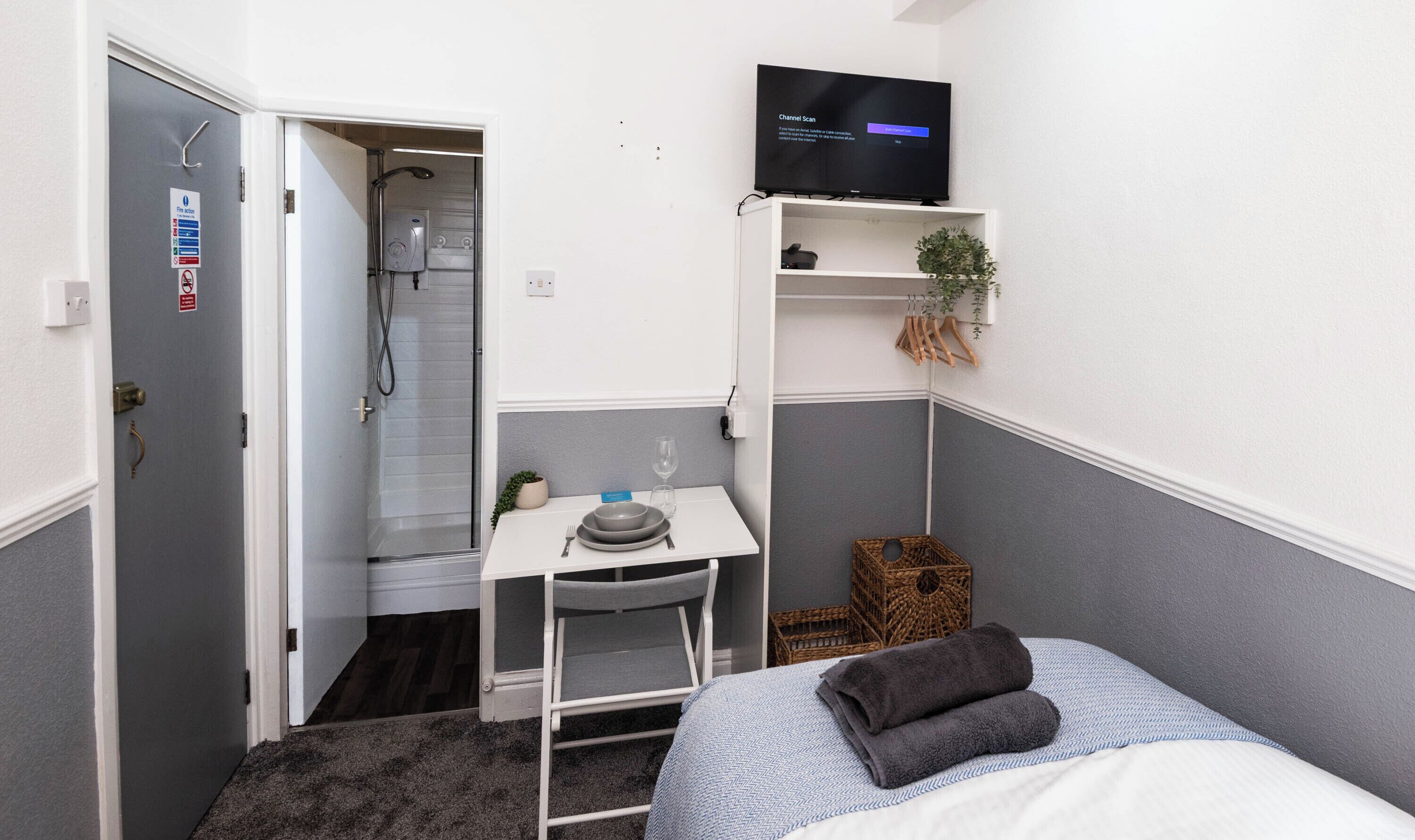 1 bedroom, bed sheets