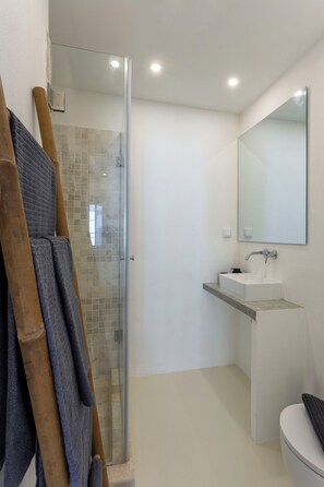Dutxa, bidet, tovalloles i paper higiènic