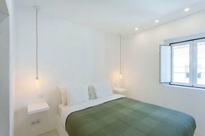 Tabla de planchar con plancha, wifi gratis, ropa de cama