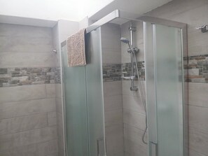 Bathroom - Vrbo Property (Tergu)