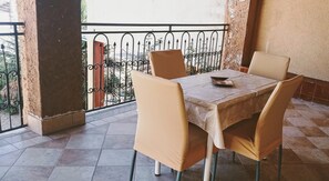 Outdoor dining - Vrbo Property (Tergu)