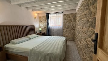 2 Schlafzimmer, Schreibtisch, Bettwäsche