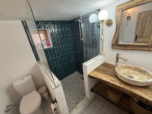Douche, bidet, serviettes fournies, savon