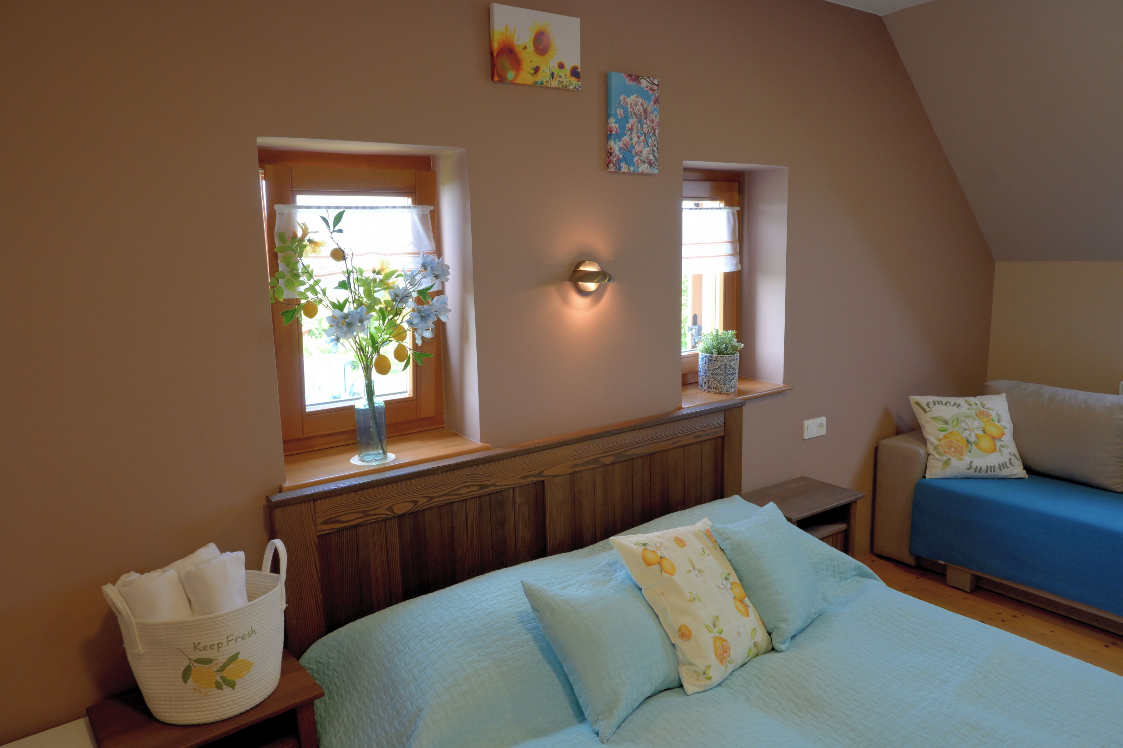 Un dormitorio con cama, ventana con vistas, mesita de noche y estante en la pared.