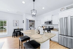 Private kitchen - Perfect 2-bedroom house with Golf Cart in charming Pawleys Island (Pawleys Island)