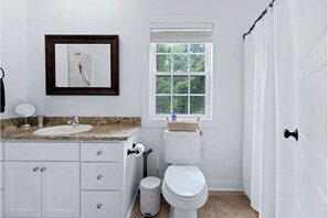 Bathroom - Perfect 2-bedroom house with Golf Cart in charming Pawleys Island (Pawleys Island)