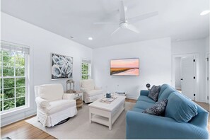 Living area - Perfect 2-bedroom house with Golf Cart in charming Pawleys Island (Pawleys Island)