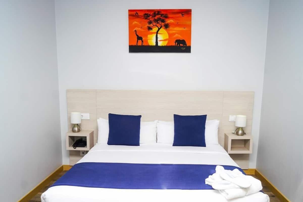 Single Room | In-room safe, desk, laptop workspace, soundproofing
