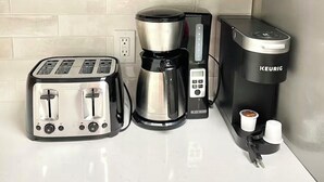 Une cuisine équipée d’un four à micro-ondes Frigidaire, d’un grille-pain, d’une machine à café et d’un distributeur de capsules de café Keurig.