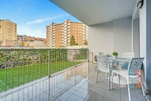 Outdoor dining - Vrbo Property (Milano)