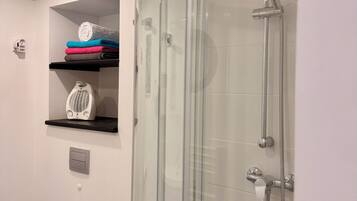 Dusche, Haartrockner, Handtücher, Seife