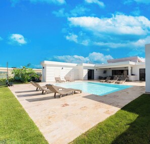 Outdoor pool - Luxe Villa Your Caribbean Escape Pool & Sun (Sosúa)