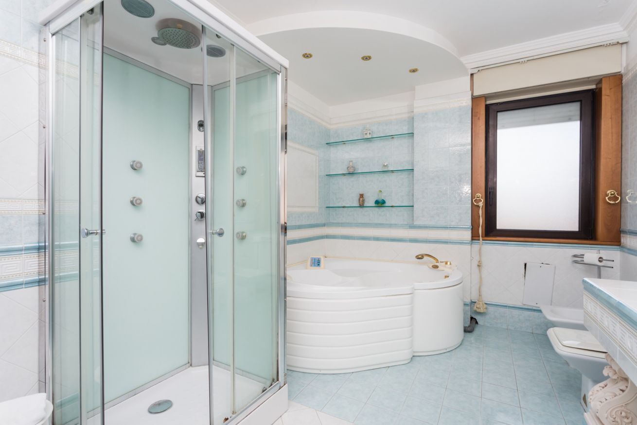Douche, bidet, serviettes fournies, shampoing