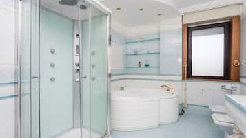 Douche, bidet, serviettes fournies, shampoing