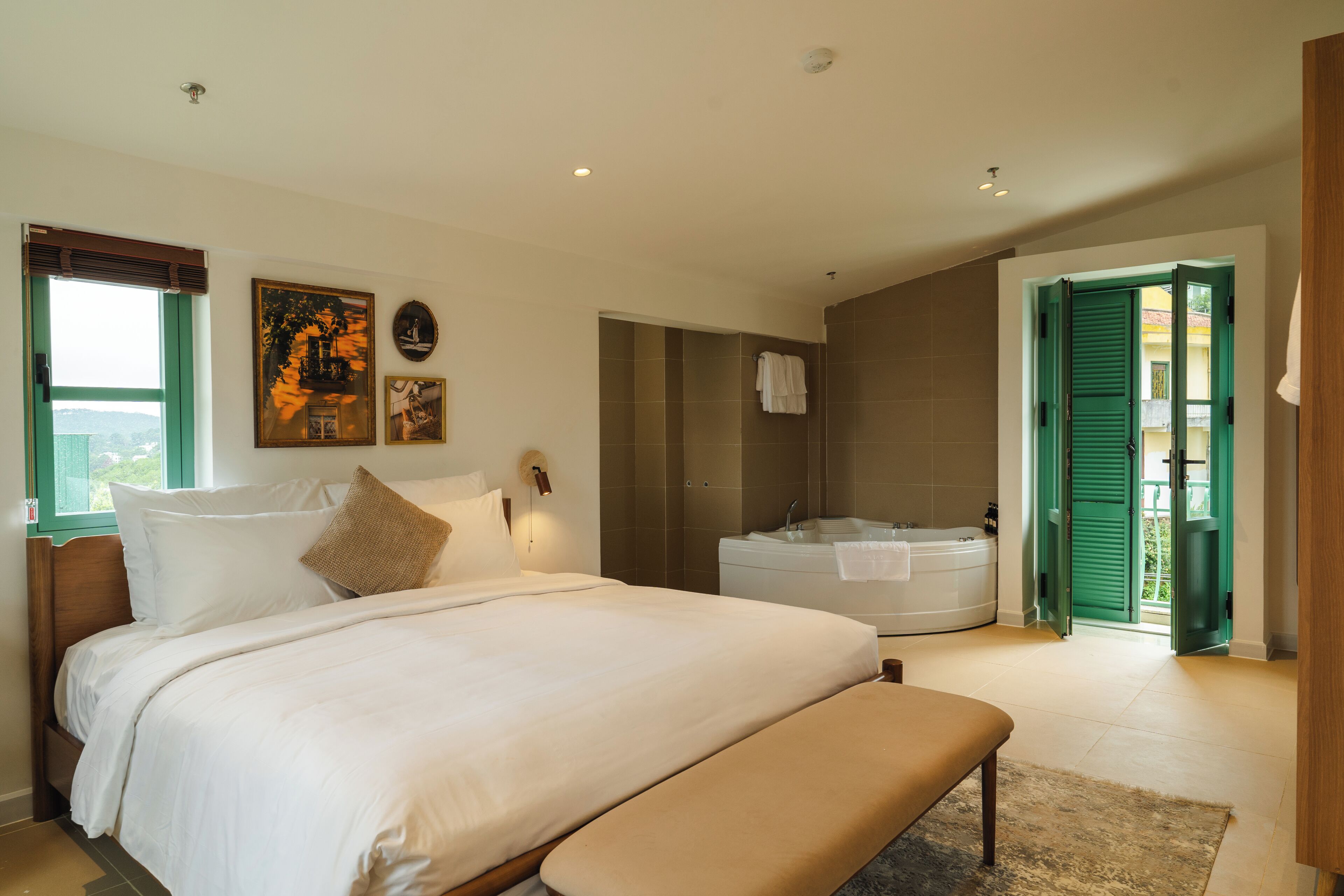 Executive suite, uitzicht op bergen | Verduisterende gordijnen, een strijkplank/strijkijzer, gratis wifi
