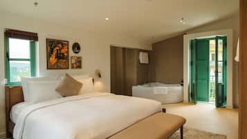 Executive suite, uitzicht op bergen | Verduisterende gordijnen, een strijkplank/strijkijzer, gratis wifi