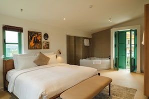 Executive suite, uitzicht op bergen | Verduisterende gordijnen, een strijkplank/strijkijzer, gratis wifi