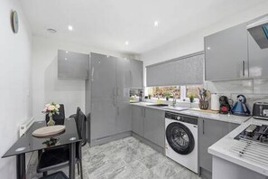 Fridge, microwave, oven, stovetop - Nottingham Home 4 Bedrooms Sleeps 7 City Hospital (Nottingham)
