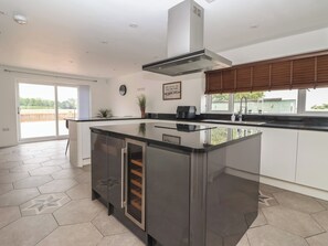 Cookware/dishes/utensils - Gravel Pit Cottage (Bridlington)