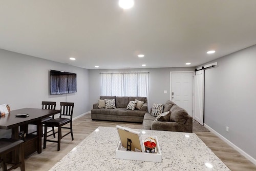 -Cheerful 3 bed home--inside COMPLETELY renovated!