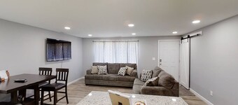 -Cheerful 3 bed home--inside COMPLETELY renovated!