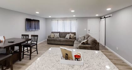 -Cheerful 3 bed home--inside COMPLETELY renovated!