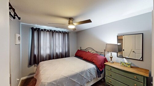 -Cheerful 3 bed home--inside COMPLETELY renovated!