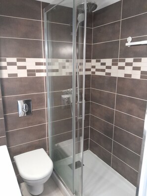 Shower, hair dryer, towels, soap - Vrbo Property (Six-Fours-les-Plages)