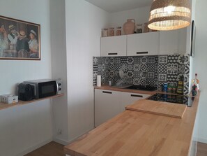 Fridge, microwave, stovetop, coffee/tea maker - Vrbo Property (Six-Fours-les-Plages)
