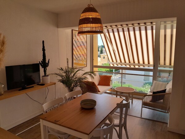 TV, books - Vrbo Property (Six-Fours-les-Plages)