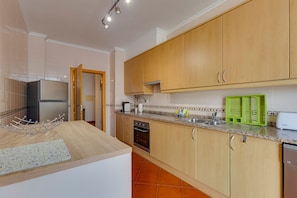 Wasserkocher mit Kaffee-/Teezubehör, Kühlschrank, Mikrowelle, Ofen