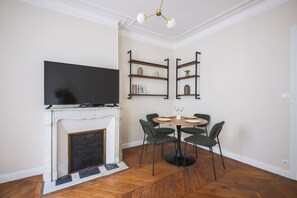 Dining - 2D. Apartment for 4 People, 2 Bedrooms, Paris 15th Arrondissement, Near Shops, AC (Paris)