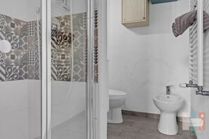 Hair dryer, towels, toilet paper - Vrbo Property (Milano)