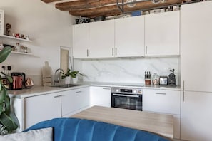 Wasserkocher mit Kaffee-/Teezubehör, Kühlschrank, Ofen, Toaster