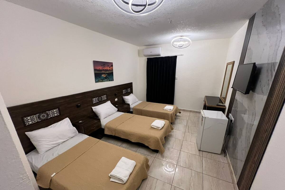Quarto triplo básico | Cofres nos quartos, cortinas blackout, quartos à prova de som