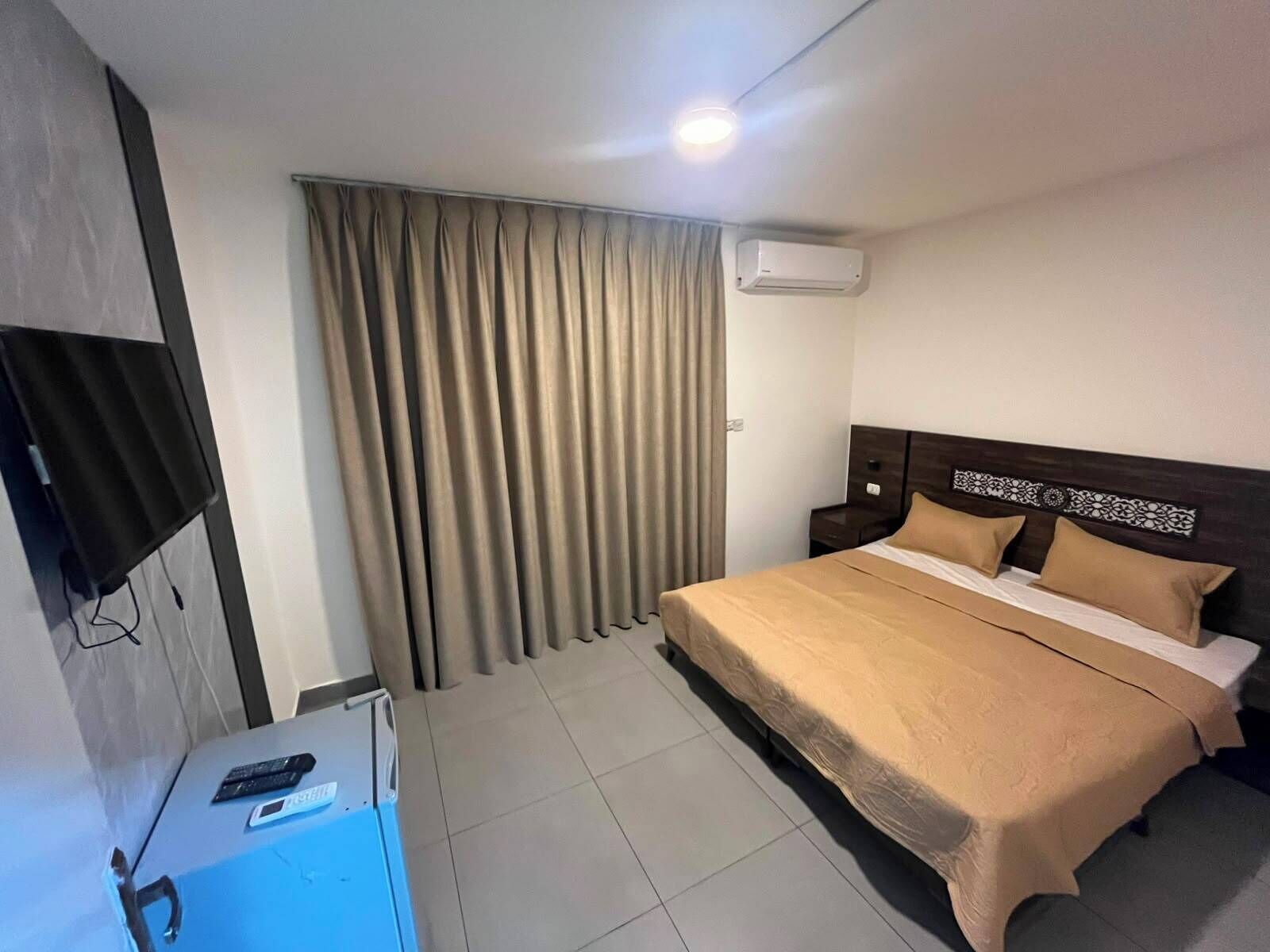 Suite estudio Deluxe | Caja de seguridad en la habitación, cortinas blackout y insonorización 