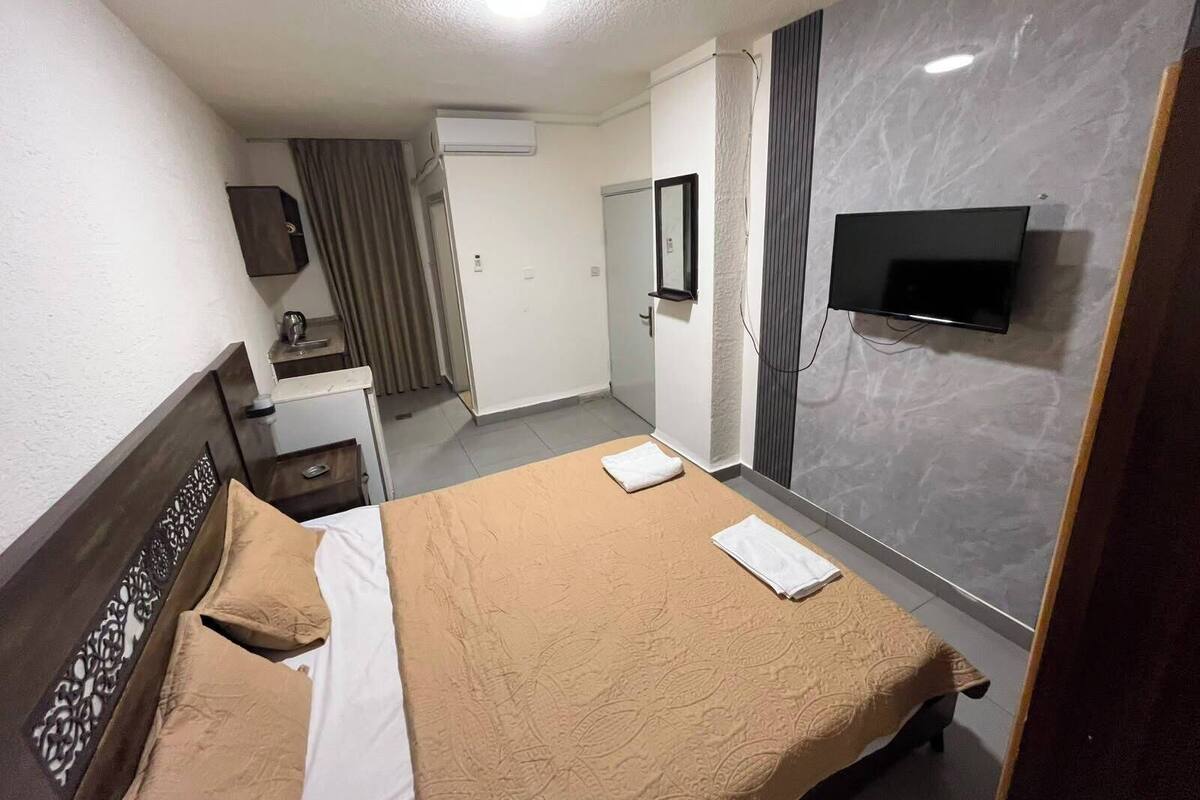 Quarto casal básico | Cofres nos quartos, cortinas blackout, quartos à prova de som