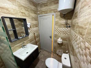 Habitación triple Deluxe | Baño | Regadera, secadora de cabello, pantuflas, toallas 