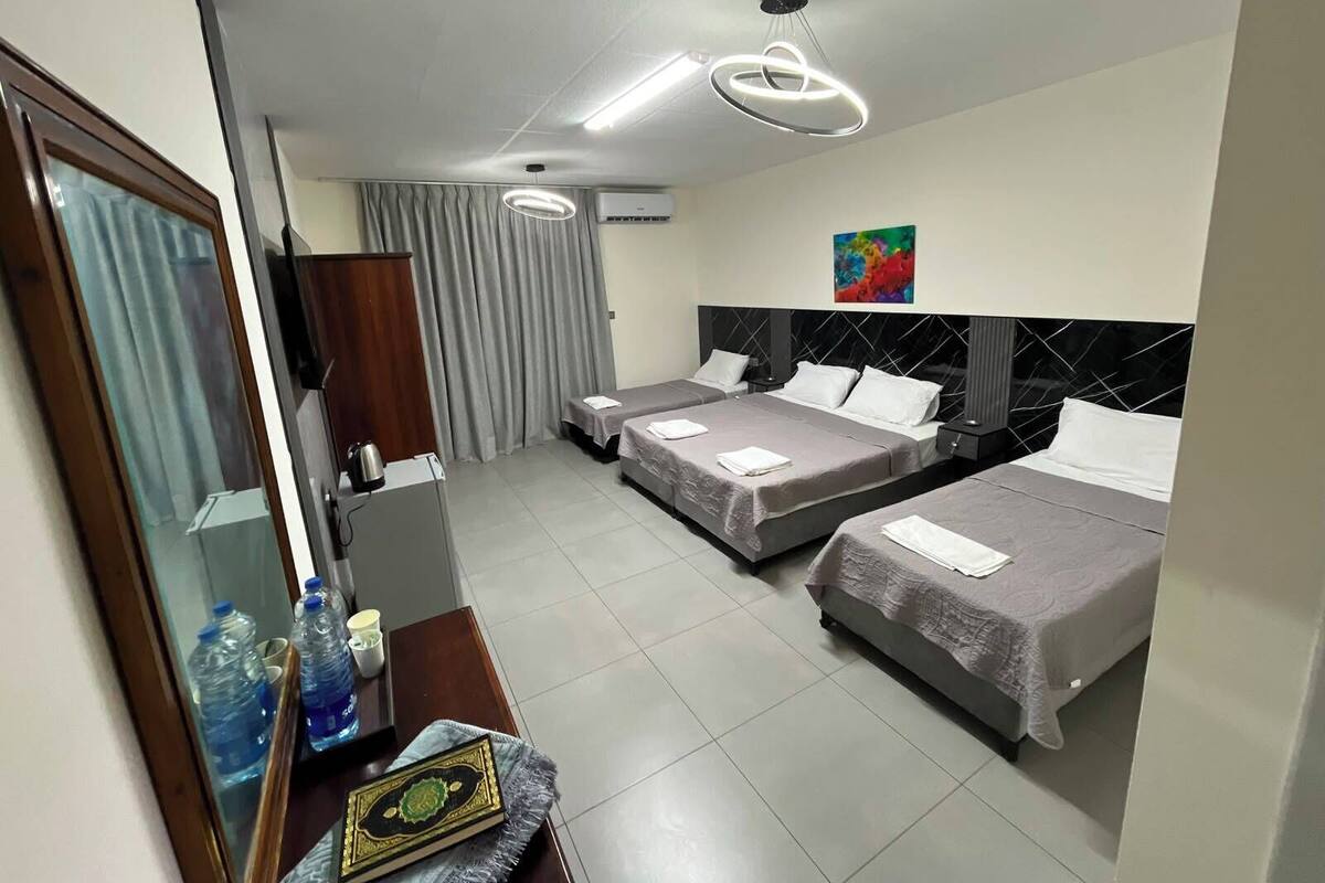 Quarto quádruplo luxo | Cofres nos quartos, cortinas blackout, quartos à prova de som