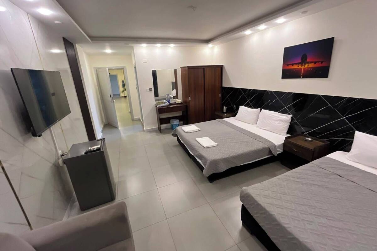 Quarto triplo luxo | Cofres nos quartos, cortinas blackout, quartos à prova de som