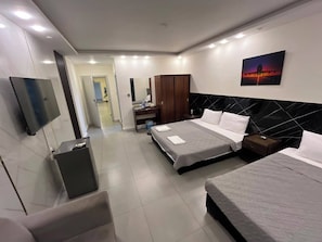 Habitación triple Deluxe | Caja de seguridad en la habitación, cortinas blackout y insonorización 