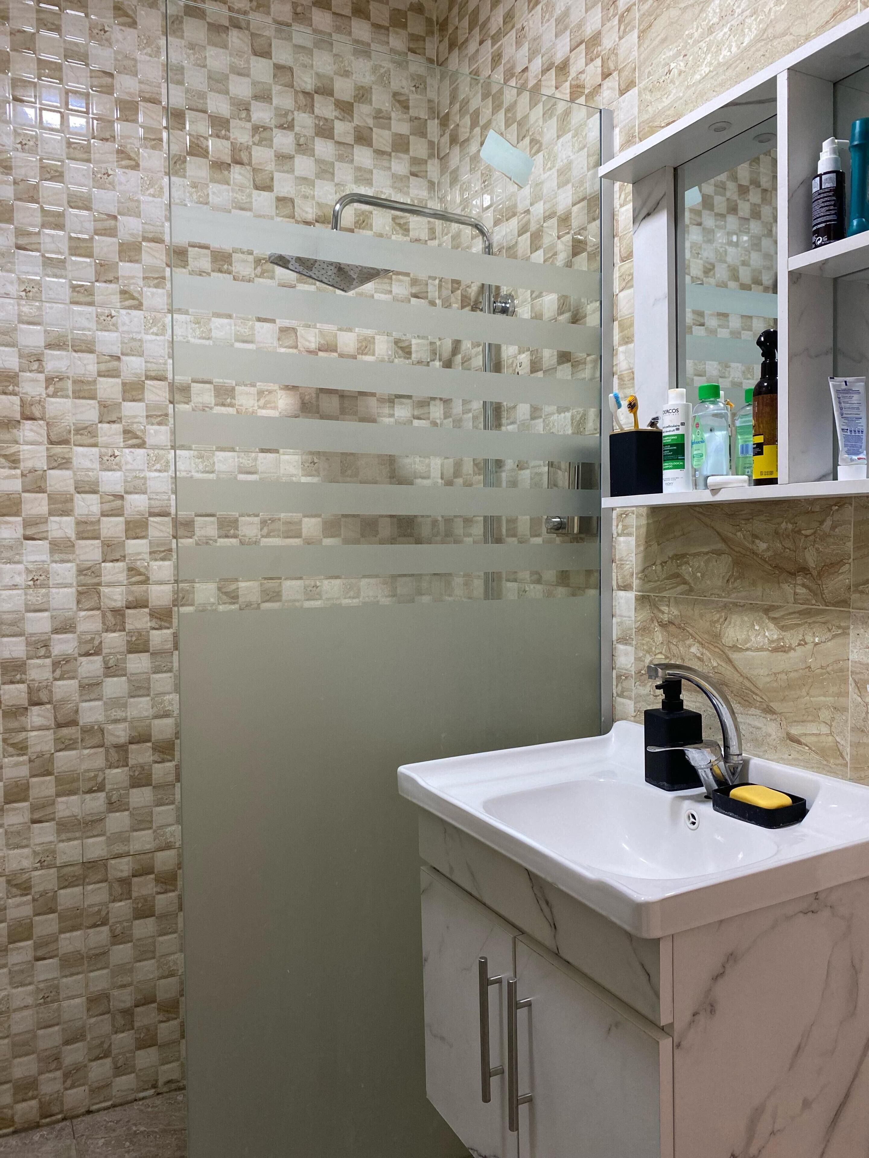 Chambre Double Luxe | Salle de bain | Douche, sèche-cheveux, chaussons, serviettes fournies