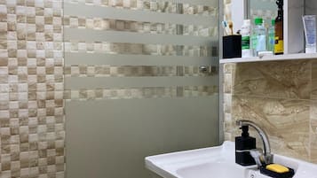 Chambre Double Luxe | Salle de bain | Douche, sèche-cheveux, chaussons, serviettes fournies