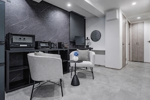 Apartament de luxe, no fumadors, sense servei de neteja | Sala d'estar | Televisor LCD de 45 polzades amb canals digitals, Netflix i joguines 