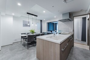 Luxury Apartment | Private kitchen | Full-sized fridge, microwave, stovetop, dishwasher - SLL Urban Suites Ebisu (Shibuya-ku)