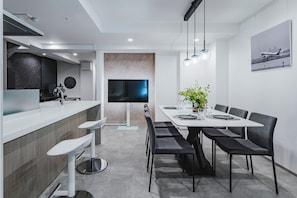 Apartament de luxe, no fumadors, sense servei de neteja | Cortines opaques, planxa i posts de planxar i wifi gratuïta 