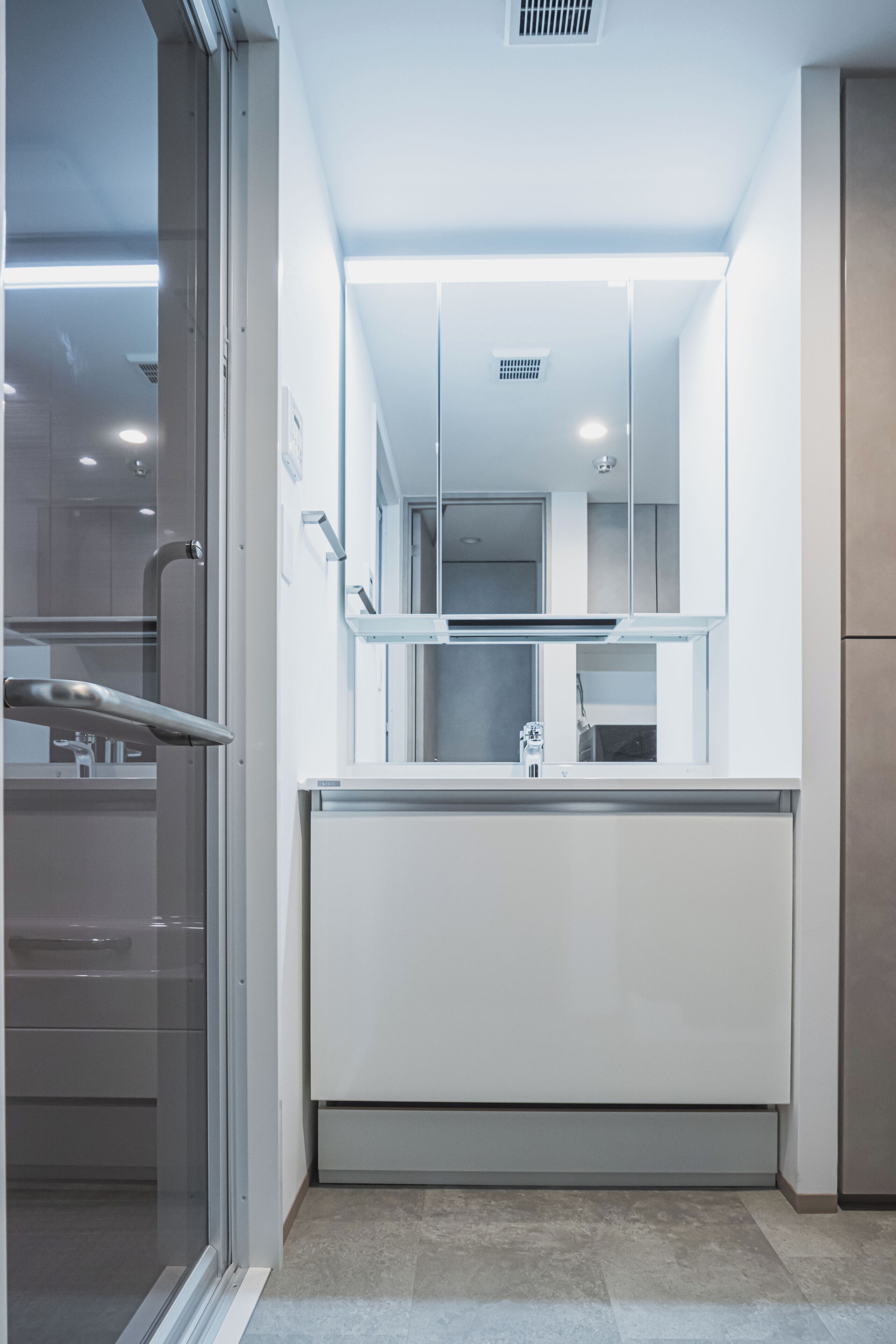 Separate bathtub and shower, deep-soaking bathtub, free toiletries