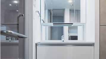 Separate bathtub and shower, deep-soaking bathtub, free toiletries