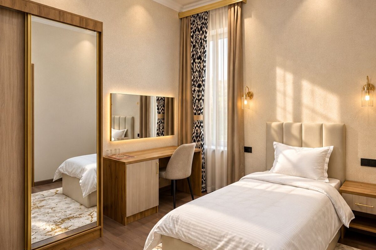 Un dormitorio moderno con una cama grande, un escritorio, una silla, un espejo y una araña.